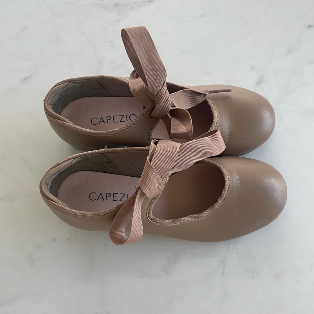 Girls capezio tap shoe color caramel